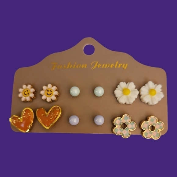 Vintage Jewelry - Vintage Coquette Daisy Heart Ball Post Earring Set